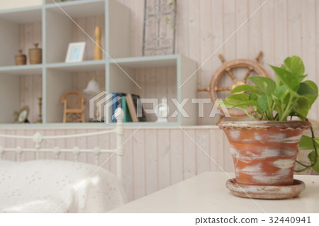 Simple bedroom 32440941