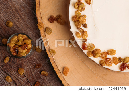 raisin rum cake  32441919