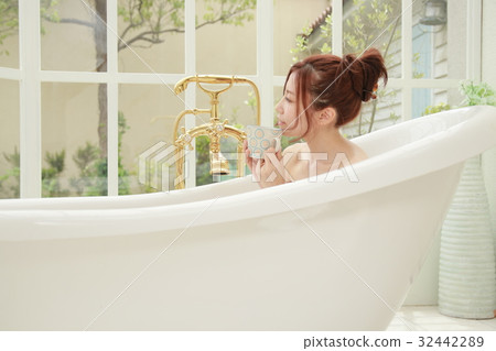 一個女人沉浸在貓腿腳浴缸裡 一個女人沉浸在貓腿腳浴缸裡 32442289