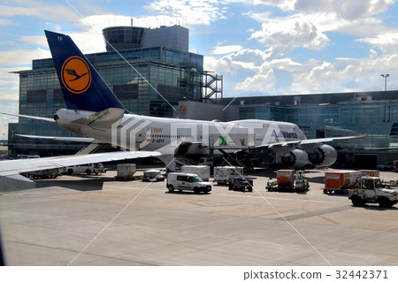 德國漢莎航空德國航空公司的波音747,1500機器在法蘭克福機場 德國漢莎航空德國航空公司的波音747,1500機器在法蘭克福機場 32442371