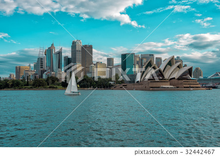 [Sydney scenery] Opera house and city buildings seen from Sydney Harbor 32442467