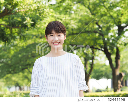 A smiling woman 32443696