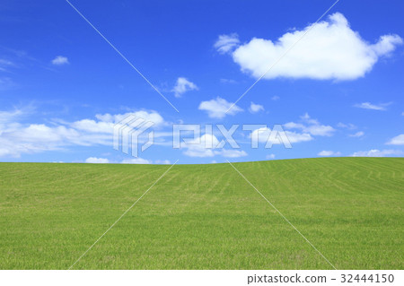 Biei-cho, Hokkaido Plain and flowing clouds 32444150