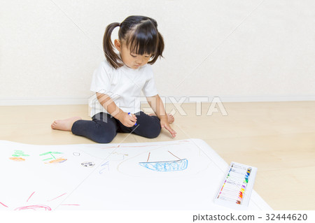 畫與地板的一個女孩一張照片 畫與地板的一個女孩一張照片 32444620