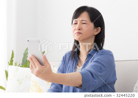 Middle-aged female Middle-aged female 32445220