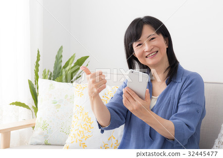 Middle-aged female 32445477