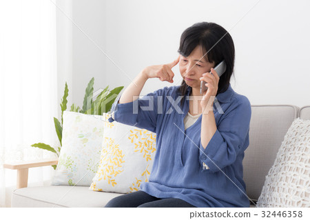 Middle-aged female Middle-aged female 32446358