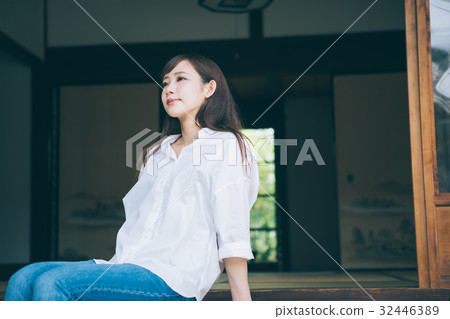 一個回家和放鬆的女人 一個回家和放鬆的女人 32446389