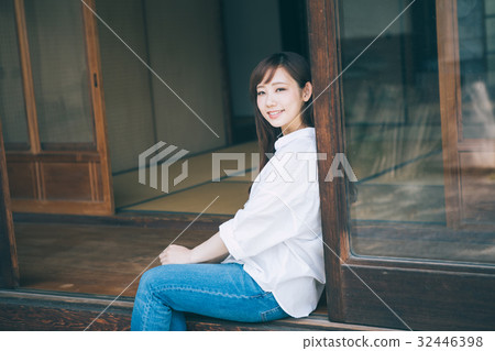 一個回家和放鬆的女人 一個回家和放鬆的女人 32446398