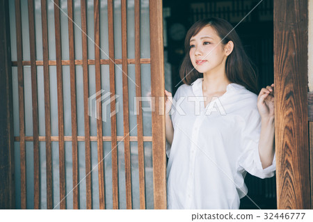 Women who will greet at the entrance Women who will greet at the entrance 32446777