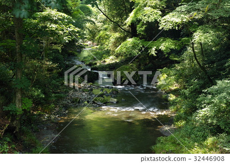 從紅色油漆鼓橋樑看見的Unzenji寺廟山小河 32446908
