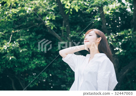 清新的綠色和女人 清新的綠色和女人 32447003