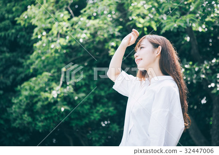 清新的綠色和女人 32447006
