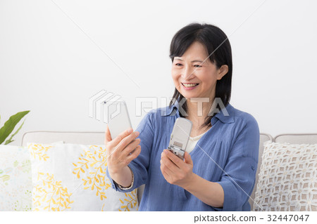 Middle-aged female Middle-aged female 32447047