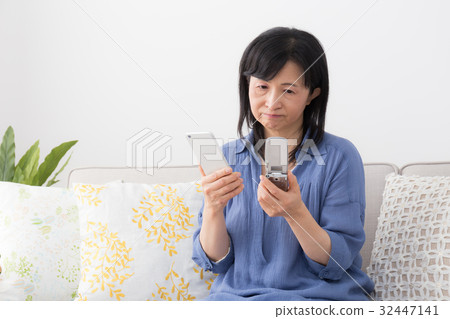 Middle-aged female Middle-aged female 32447141