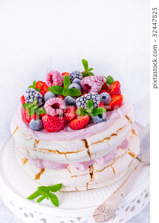 Pavlova with berry fruits 32447825