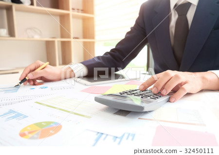 BusinessMan working with calculator. 32450111