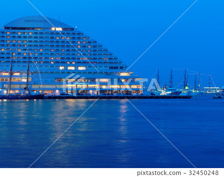 中間碼頭中央終端在從Harborland看見的晚上 32450248