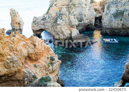 Cliffs and rock formations at Ponta da Piedade  32450673