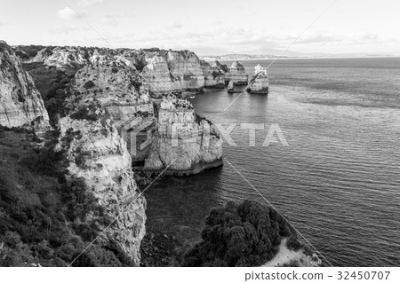 Cliffs and rock formations at Ponta da Piedade 32450707