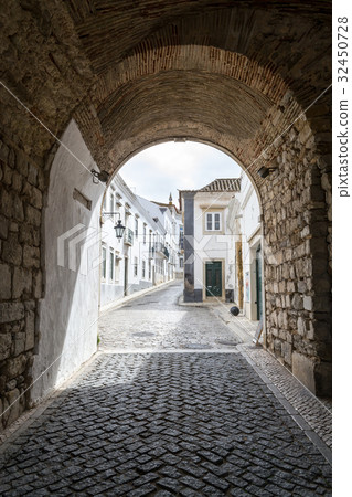 Walking in the walled old town of Faro (portugal) 32450728
