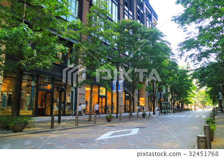 Marunouchi Naka Dori 32451768