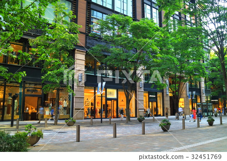 Marunouchi Naka Dori 32451769