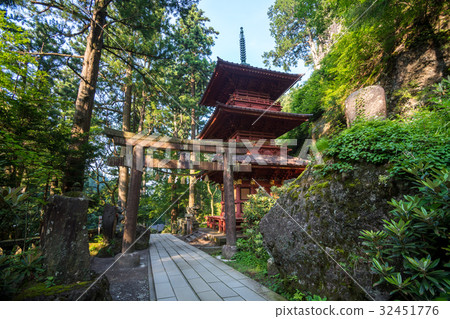 榛名神社方式鳥居和三重塔 榛名神社方式鳥居和三重塔 32451776