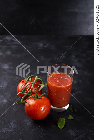 Tomato juice in glass 32451825