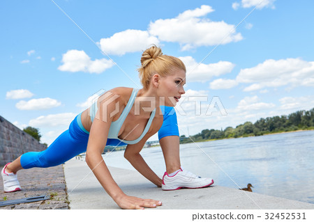 Sport woman making stretching before running in  city 32452531