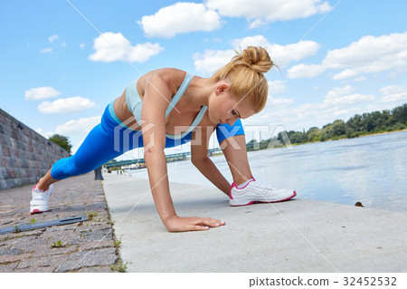 Sport woman making stretching before running in  city 32452532