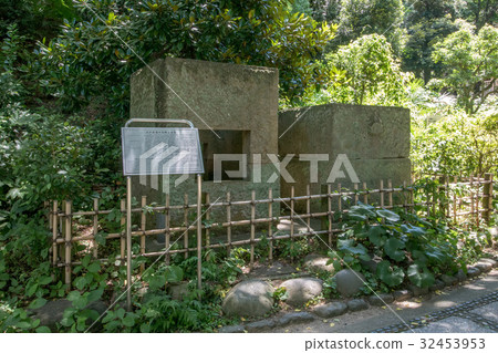 Edo tap water stone and wooden pipe 32453953