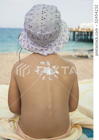 three years old girl on the beach 32454232