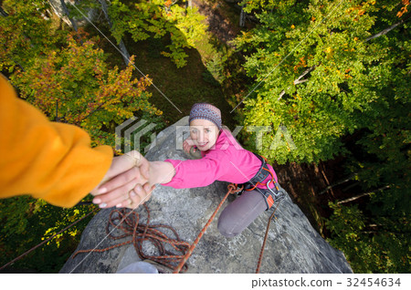 Woman climbing in the nature on large boulder 32454634
