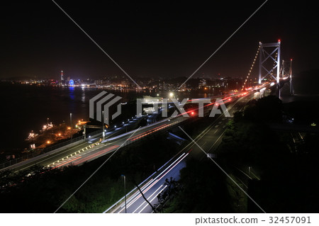 北九州門門橋樑夜視圖,光亮的汽車輕的踪影和城市的照明 北九州門門橋樑夜視圖,光亮的汽車輕的踪影和城市的照明 32457091