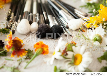 Make up accessories next to wild flowers Make up accessories next to wild flowers 32459570