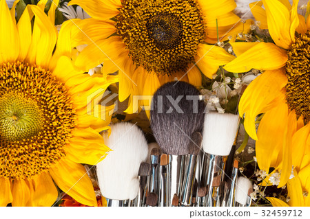 Make up brushes next to beautiful wild flowers Make up brushes next to beautiful wild flowers 32459712