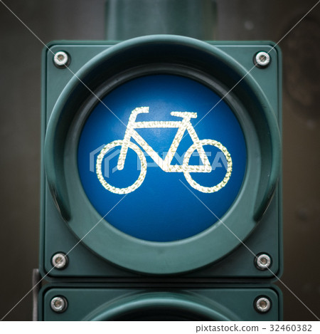 bicycle symbol on traffic light - bicycle icon bicycle symbol on traffic light - bicycle icon 32460382