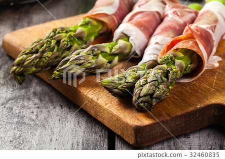 Prosciutto wrapped green asparagus Prosciutto wrapped green asparagus 32460835