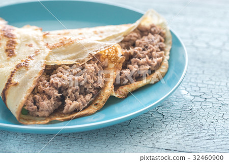 Crepes with tuna 32460900