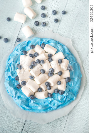 Meringue with marshmallows and fresh blueberries 32461305