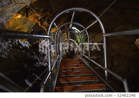 Shishigane石灰岩洞的陡峭的台階 32462246