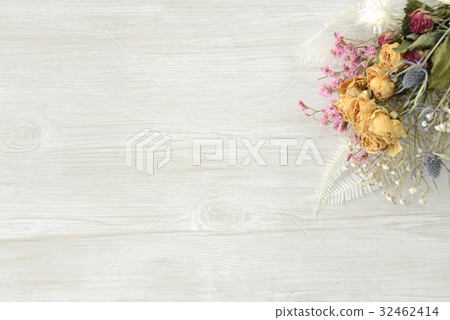 乾燥花和白色木頭背景 乾燥花和白色木頭背景 32462414