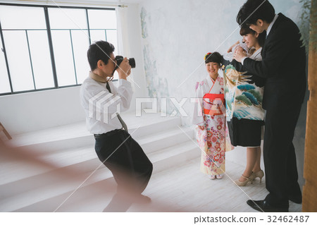 child, whelp, younger 32462487