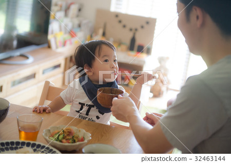 與嬰孩和爸爸的嬰兒食品 32463144