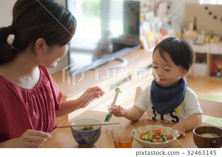練習嬰兒和媽媽筷子 32463145