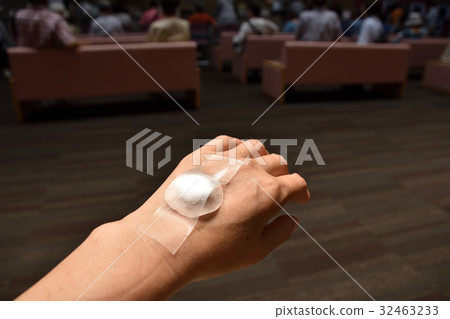 The hand of the back of the hand removed the needle of drip 32463233