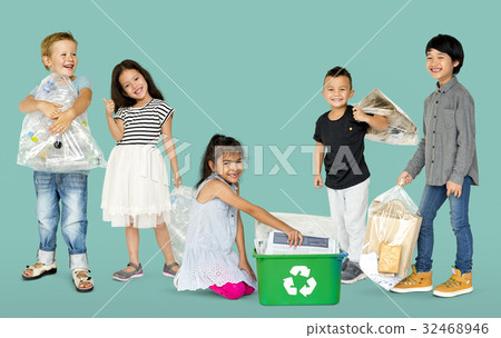 Diverse Group Of Kids Recycling Garbage 32468946