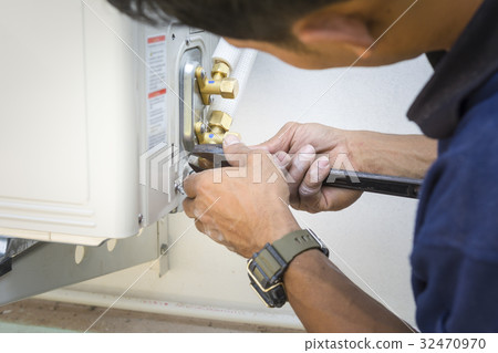 Installing air conditioner 32470970