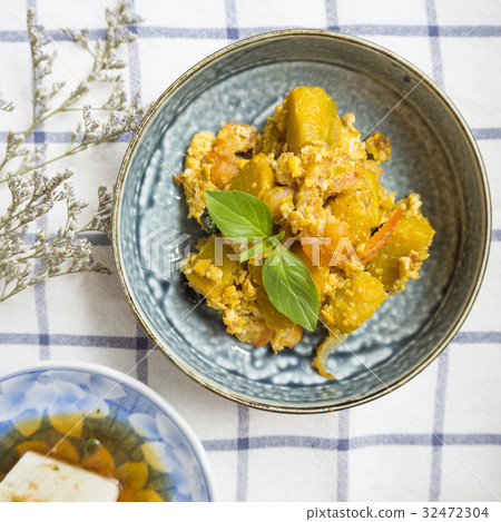 Stir fried pumpkins 32472304